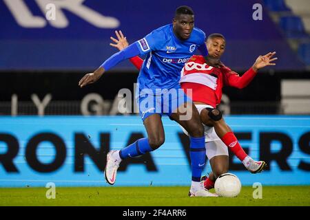 GENK, BELGIEN - 19. MÄRZ: Paul Onuachu von KRC Genk und Moussa Sissako von Standard de Liege während des Jupiler Pro League-Spiels zwischen KRC Genk und St Stockfoto