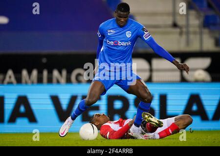 GENK, BELGIEN - 19. MÄRZ: Paul Onuachu von KRC Genk und Moussa Sissako von Standard de Liege während des Jupiler Pro League-Spiels zwischen KRC Genk und St Stockfoto