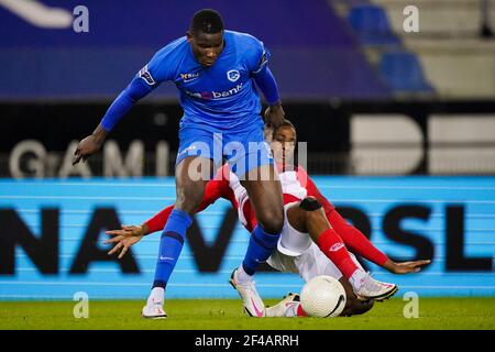 GENK, BELGIEN - 19. MÄRZ: Paul Onuachu von KRC Genk und Moussa Sissako von Standard de Liege während des Jupiler Pro League-Spiels zwischen KRC Genk und St Stockfoto