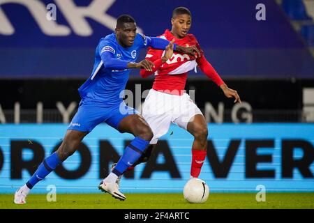 GENK, BELGIEN - 19. MÄRZ: Paul Onuachu von KRC Genk und Moussa Sissako von Standard de Liege während des Jupiler Pro League-Spiels zwischen KRC Genk und St Stockfoto