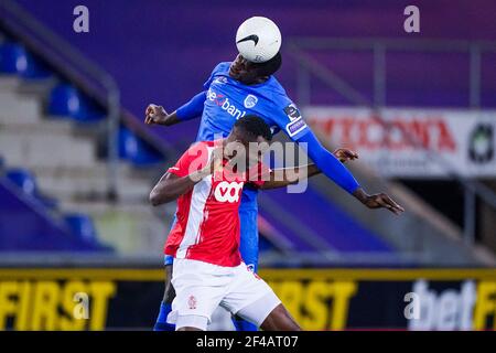 GENK, BELGIEN - MÄRZ 19: Paul Oluachu von KRC Genk und Merveille Bokadi von Standard de Liege während des Jupiler Pro League Spiels zwischen KRC Genk Stockfoto