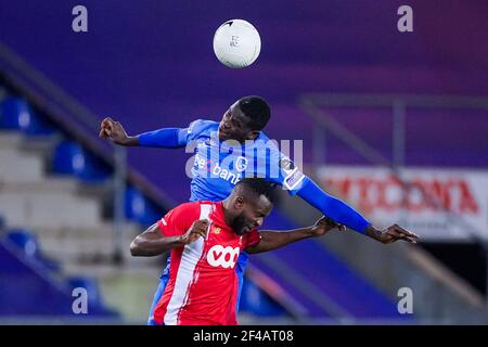 GENK, BELGIEN - MÄRZ 19: Paul Oluachu von KRC Genk und Merveille Bokadi von Standard de Liege während des Jupiler Pro League Spiels zwischen KRC Genk Stockfoto