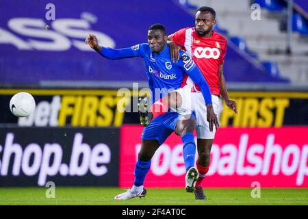 GENK, BELGIEN - MÄRZ 19: Paul Oluachu von KRC Genk und Merveille Bokadi von Standard de Liege während des Jupiler Pro League Spiels zwischen KRC Genk Stockfoto