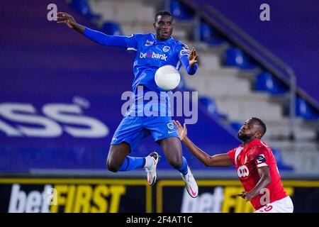 GENK, BELGIEN - MÄRZ 19: Paul Oluachu von KRC Genk und Merveille Bokadi von Standard de Liege während des Jupiler Pro League Spiels zwischen KRC Genk Stockfoto