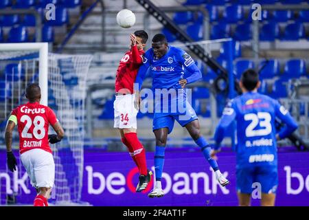 GENK, BELGIEN - MÄRZ 19: Konstantinos Laifis von Standard de Liege und Paul Oluachu von KRC Genk während des Jupiler Pro League Spiels zwischen KRC Genk A Stockfoto
