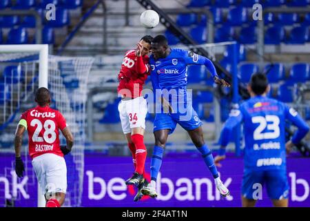 GENK, BELGIEN - MÄRZ 19: Konstantinos Laifis von Standard de Liege und Paul Oluachu von KRC Genk während des Jupiler Pro League Spiels zwischen KRC Genk A Stockfoto