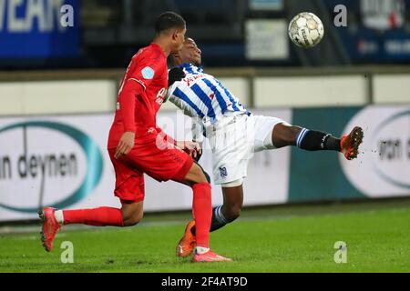 HEERENVEEN, NIEDERLANDE - MÄRZ 19: Jayden Oosterwolde vom FC Twente und Sherel Floranus vom SC Heerenveen während des Niederländischen Eredivisie-Spiels zwischen sc Stockfoto