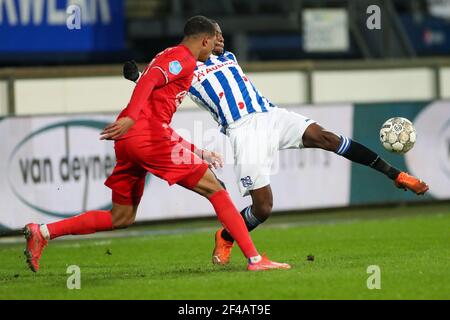 HEERENVEEN, NIEDERLANDE - MÄRZ 19: Jayden Oosterwolde vom FC Twente und Sherel Floranus vom SC Heerenveen während des Niederländischen Eredivisie-Spiels zwischen sc Stockfoto