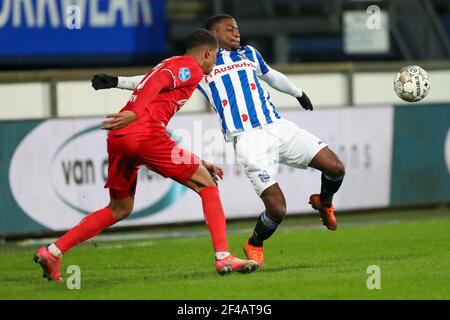 HEERENVEEN, NIEDERLANDE - MÄRZ 19: Jayden Oosterwolde vom FC Twente und Sherel Floranus vom SC Heerenveen während des Niederländischen Eredivisie-Spiels zwischen sc Stockfoto