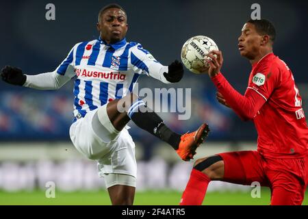 HEERENVEEN, NIEDERLANDE - MÄRZ 19: Sherel Floranus vom SC Heerenveen und Jayden Oosterwolde vom FC Twente während des Niederländischen Eredivisie-Spiels zwischen sc Stockfoto