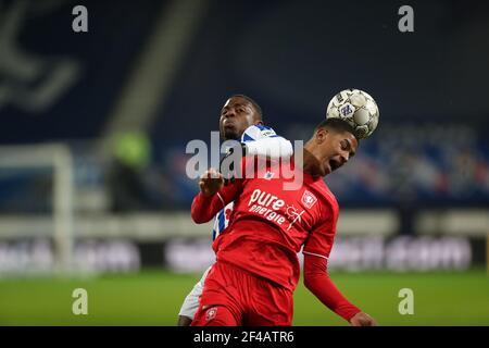 HEERENVEEN, NIEDERLANDE - MÄRZ 19: Sherel Floranus vom SC Heerenveen und Jayden Oosterwolde vom FC Twente während des Niederländischen Eredivisie-Spiels zwischen sc Stockfoto