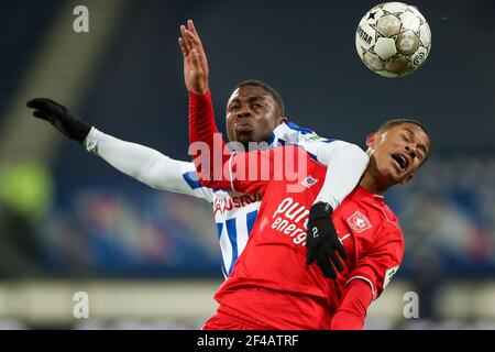 HEERENVEEN, NIEDERLANDE - MÄRZ 19: Sherel Floranus vom SC Heerenveen und Jayden Oosterwolde vom FC Twente während des Niederländischen Eredivisie-Spiels zwischen sc Stockfoto