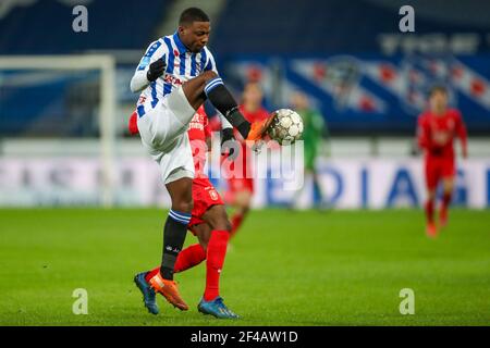 HEERENVEEN, NIEDERLANDE - MÄRZ 19: Sherel Floranus vom SC Heerenveen und Queensy Menig vom FC Twente während des Niederländischen Eredivisie-Spiels zwischen sc Heere Stockfoto