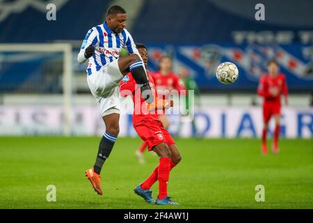 HEERENVEEN, NIEDERLANDE - MÄRZ 19: Sherel Floranus vom SC Heerenveen und Queensy Menig vom FC Twente während des Niederländischen Eredivisie-Spiels zwischen sc Heere Stockfoto