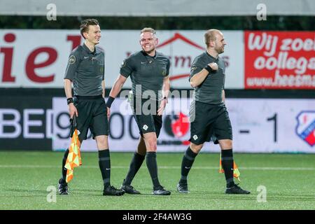 HELMOND, NIEDERLANDE - MÄRZ 19: Schiedsrichter-Assistent Rick van Rijn, Schiedsrichter Alex Bos, Schiedsrichter-Assistent Kevin Bodde während der niederländischen Keukenkampioendivis Stockfoto
