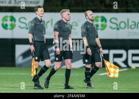 HELMOND, NIEDERLANDE - MÄRZ 19: Schiedsrichter-Assistent Rick van Rijn, Schiedsrichter Alex Bos, Schiedsrichter-Assistent Kevin Bodde während der niederländischen Keukenkampioendivis Stockfoto