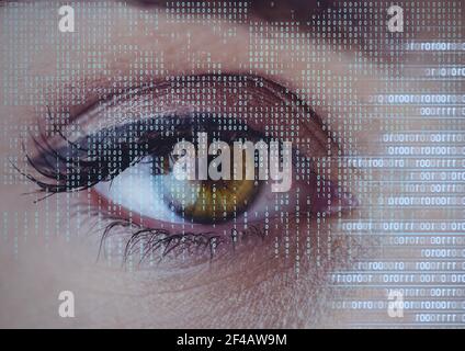 Digitales zusammengesetztes Bild der Datenverarbeitung gegen Nahaufnahme von Weibliches menschliches Auge Stockfoto
