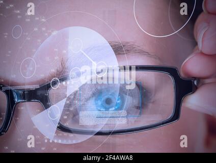 Digitales Composite-Bild von runden Scanner und Datenverarbeitung gegen Nahaufnahme des weiblichen menschlichen Auges Stockfoto