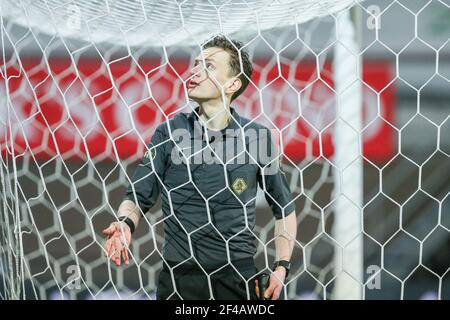 HELMOND, NIEDERLANDE - MÄRZ 19: Assistenzschiedsrichter Rick van Rijn während des niederländischen Keukenkampioendivision-Spiels zwischen Helmond Sport und FC Utrecht U2 Stockfoto