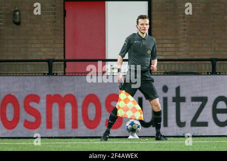 HELMOND, NIEDERLANDE - MÄRZ 19: Assistenzschiedsrichter Rick van Rijn während des niederländischen Keukenkampioendivision-Spiels zwischen Helmond Sport und FC Utrecht U2 Stockfoto