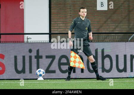 HELMOND, NIEDERLANDE - MÄRZ 19: Assistenzschiedsrichter Rick van Rijn während des niederländischen Keukenkampioendivision-Spiels zwischen Helmond Sport und FC Utrecht U2 Stockfoto