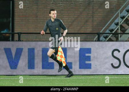 HELMOND, NIEDERLANDE - MÄRZ 19: Assistenzschiedsrichter Rick van Rijn während des niederländischen Keukenkampioendivision-Spiels zwischen Helmond Sport und FC Utrecht U2 Stockfoto