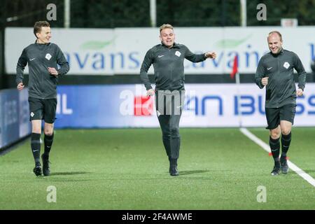 HELMOND, NIEDERLANDE - MÄRZ 19: Schiedsrichter-Assistent Rick van Rijn, Schiedsrichter Alex Bos, Schiedsrichter-Assistent Kevin Bodde während der niederländischen Keukenkampioendivis Stockfoto