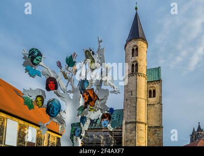 Skulptureninstallation mit dem Titel 'Insel der Puppen' von Alicia Paz im Skulpturenpark Magdeburg vor der Kulisse der romanischen Klosterkirche St. M. Stockfoto