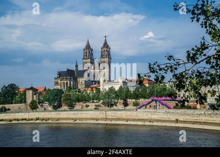 Blick auf Magdeburg über die Elbe mit der alten Stadtmauer und dem Magdeburger Dom, Sachsen-Anhalt, Deutschland Stockfoto