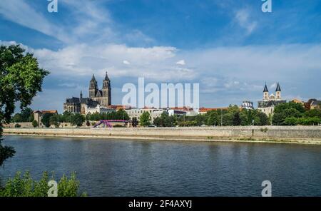 Blick auf Magdeburg über die Elbe mit der alten Stadtmauer und dem Magdeburger Dom, Sachsen-Anhalt, Deutschland Stockfoto