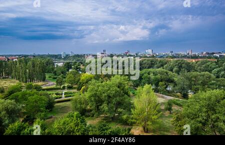 Blick auf den Elbauenpark und die Stadt Magdeburg von der Spitze des Jahrtausendturms, Sachsen-Anhalt, Deutschland Stockfoto