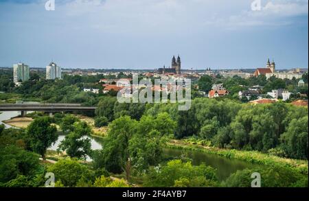 Blick auf den Elbauenpark und die Stadt Magdeburg von der Spitze des Jahrtausendturms, Sachsen-Anhalt, Deutschland Stockfoto