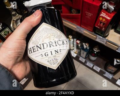 BELGRAD, SERBIEN - 15. MÄRZ 2021: Hendricks Gin Logo auf Flaschen zum Verkauf. hendricks ist eine britische Marke von Gin aus Schottland, die weltweit verbreitet ist. Pictu Stockfoto