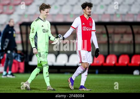 AMSTERDAM, NIEDERLANDE - MÄRZ 19: Torwart Daan Reiziger von Ajax U23 und Rio Hillen von Ajax U23 feiern den Sieg während der niederländischen Keukenkampioendi Stockfoto