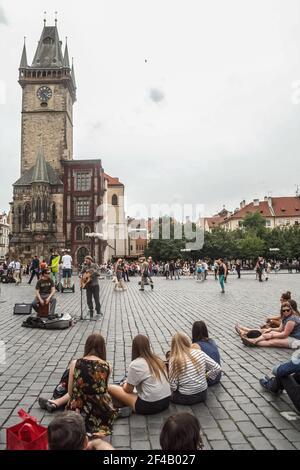 PRAG, TSCHECHIEN - 2. JULI 2014: Selektive Blur auf Sänger und Musiker spielen Akkordeon mit Massen von Touristen auf dem Altstädter Ring (Staromestske Namen Stockfoto