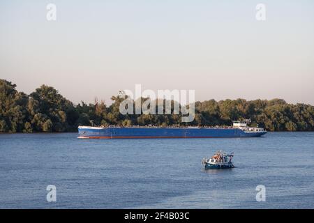 BELGRAD, SERBIEN - 29. AUGUST 2020: Frachtschiff, Lastkahn, Öltanker, Kreuzfahrt auf der Donau in Serbien, in belgrad, mit Benzin und Chemikalien Stockfoto