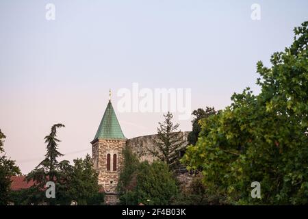 Selektive Unschärfe auf dem Kirchturm der Crkva Ruzica Kirche im Kalamegdan Park von Belgrad, Serbien. Ruzica ist eine serbisch-orthodoxe Kirche, Teil o Stockfoto