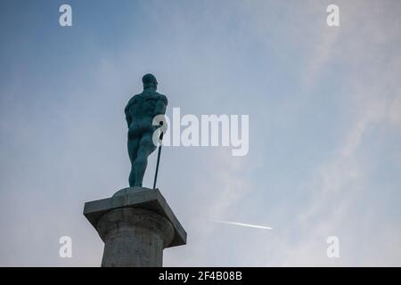 Nahaufnahme der Victor-Statue auf der Festung Kalemegdan, während eines sonnigen Sonnenuntergangs Nachmittag, von hinten gesehen. Auch Viktor Pobednik genannt, in Kalem gelegen Stockfoto