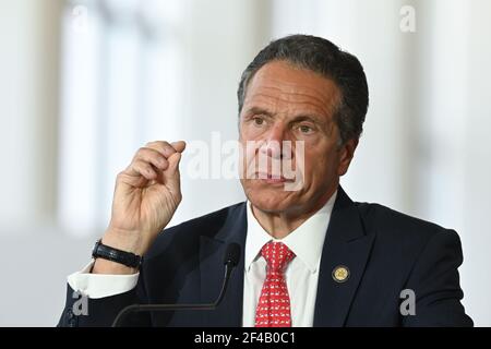 New Yorker Gouverneur Andrew Cuomo spricht bei einer Pressekonferenz, die am 10. Juni 2020 im neuen Terminal B des Flughafens LaGuardia in New York City stattfand. Stockfoto