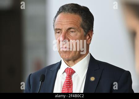 New Yorker Gouverneur Andrew Cuomo spricht bei einer Pressekonferenz, die am 10. Juni 2020 im neuen Terminal B des Flughafens LaGuardia in New York City stattfand. Stockfoto