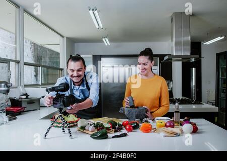 latin paar Blogger vlogger und online Influencer Aufnahme von Video-Inhalte Auf mexikanisches Essen in der Küche in Mexiko-Stadt Stockfoto