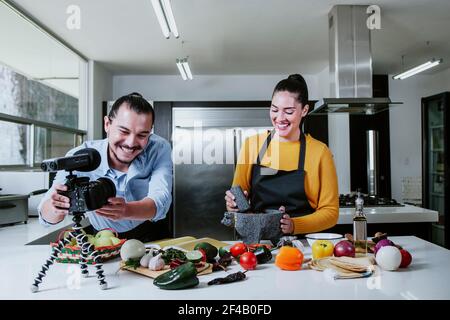 latin paar Blogger vlogger und online Influencer Aufnahme von Video-Inhalte Auf mexikanisches Essen in der Küche in Mexiko-Stadt Stockfoto