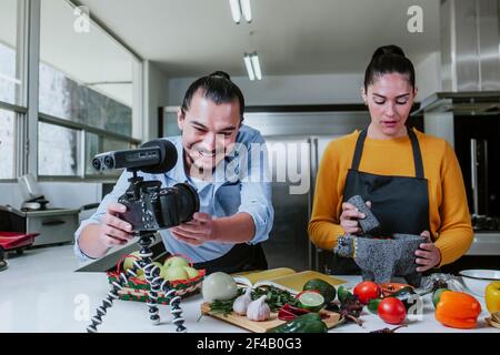 latin paar Blogger vlogger und online Influencer Aufnahme von Video-Inhalte Auf mexikanisches Essen in der Küche in Mexiko-Stadt Stockfoto