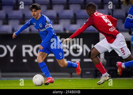 GENK, BELGIEN - MÄRZ 19: Luca Oyen von KRC Genk und Moussa Sissako von Standard de Liege während des Jupiler Pro League-Spiels zwischen KRC Genk und Stand Stockfoto