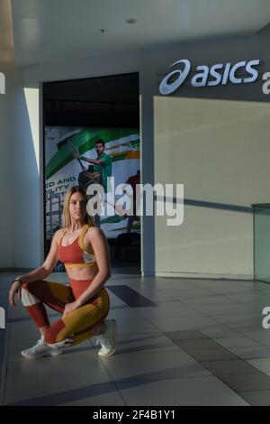Skopje Nordmakedonien 12. Marz 2021 Asics Laden in Skopje Nordmakedonien. Madchen Foto Modell in Sportswear und Sneakers ASICS GEL gekleidet Stockfotografie Alamy