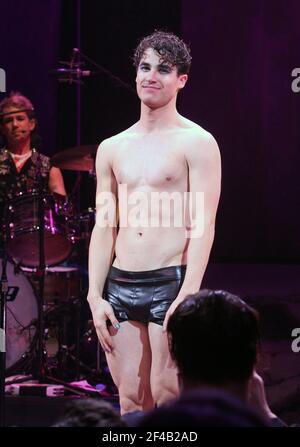 Darren Criss nimmt seinen Vorhang nach seinem ersten Auftritt im Broadway-Musical 'Hedwig and the Angry Inch' am 29. April 2015 im Belasco Theatre in New York City. Foto: Henry McGee/MediaPunch Stockfoto