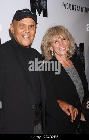 Harry Belafonte und Frau Pamela Frank besuchen am 13. Oktober 2011 die Eröffnungsvorstellung von "The Mountaintop" im Bernard B. Jacobs Theater in New York City. Foto: Henry McGee/MediaPunch Stockfoto