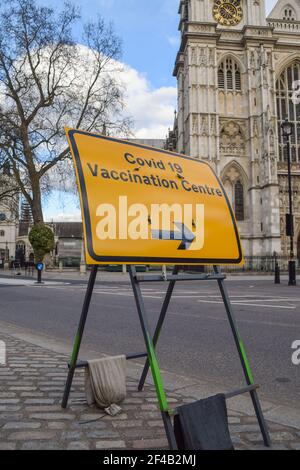 London, Großbritannien. März 2021, 19th. Ein Zeichen des Impfzentrums covid-19 vor Westminster Abbey in London.Großbritannien sieht sich wegen Lieferengpässen mit Impfverzögerungen konfrontiert. Kredit: SOPA Images Limited/Alamy Live Nachrichten Stockfoto
