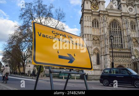 London, Großbritannien. März 2021, 19th. Ein Zeichen des Impfzentrums covid-19 vor Westminster Abbey in London.Großbritannien sieht sich wegen Lieferengpässen mit Impfverzögerungen konfrontiert. Kredit: SOPA Images Limited/Alamy Live Nachrichten Stockfoto