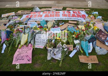 London, Großbritannien. März 2021, 19th. Blumen, Plakate und ein Banner auf dem Parliament Square in London.Parliament Square hat drei Tage lang Proteste über die Handhabung der Sarah Everard Mahnwache und der Polizei, Kriminalität, Verurteilung und Gerichte Bill gesehen. Kredit: SOPA Images Limited/Alamy Live Nachrichten Stockfoto